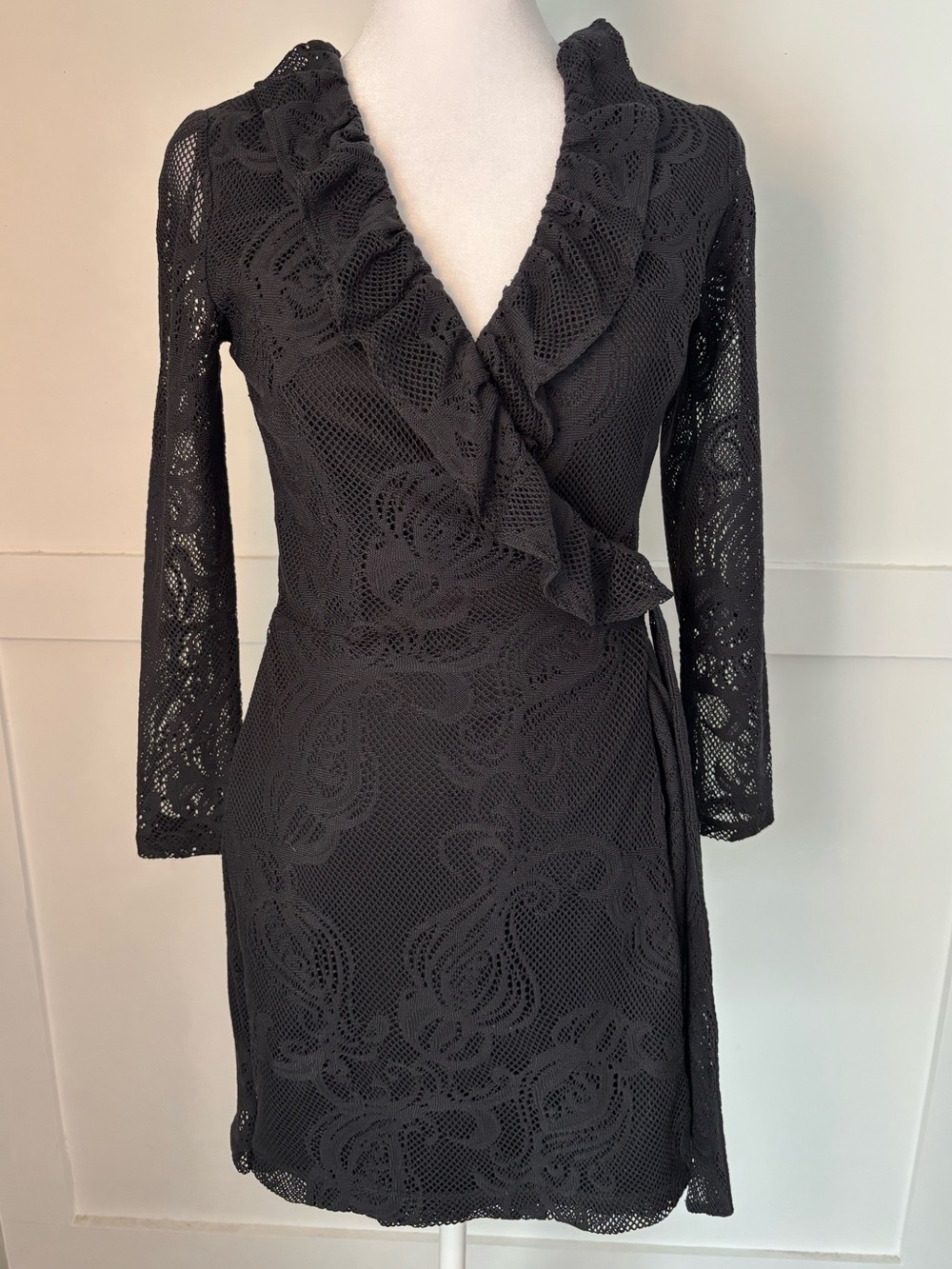 Lilly Pulitzer Black Lace Wrap Romper with Ruffle V-Neck XS excellent condition